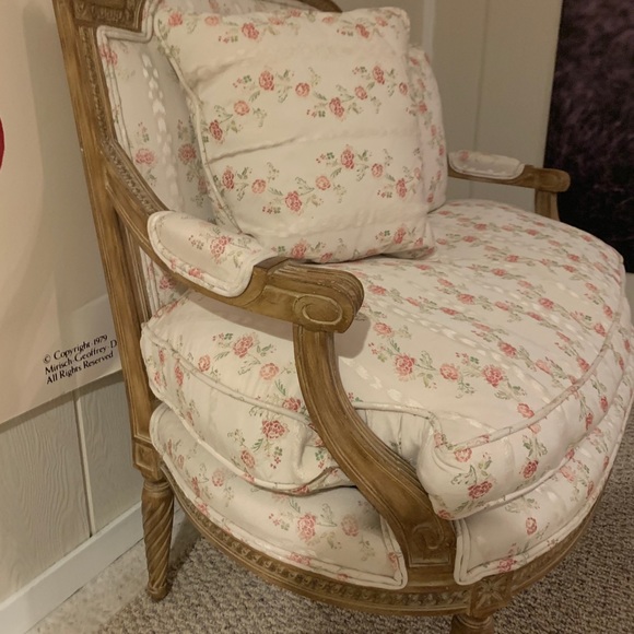 A small couch - Picture 3 of 4